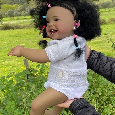 Bebê Reborn Boneca Africana Serafina Com Cabelo Enraizado Realista, Pele Escura, 1,5kg, 56cm, Vinil Macio, Corpo de Tecido, Ideal Para Presente de Aniversário