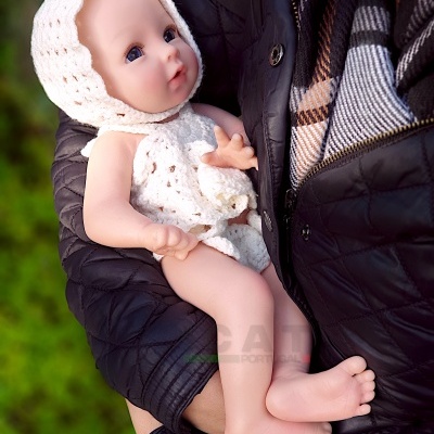 Bebé Reborn Menina Corpo Inteiro Silicone Catarina, 34cm, Menina Prematura Realista, 1,2kg, Anatomicamente Correcto, Banhável