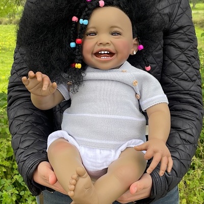Bebê Reborn Boneca Africana Serafina Com Cabelo Enraizado Realista, Pele Escura, 1,5kg, 56cm, Vinil Macio, Corpo de Tecido, Ideal Para Presente de Aniversário