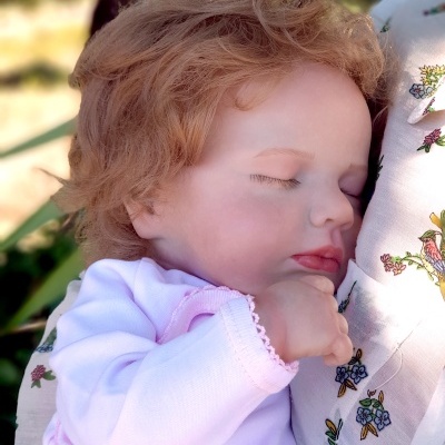 Bebé Reborn Menina Maria com Cabelo Enraizado, boneca recém-nascida, peso 2kgs, 4.4lbs, 18” 45 cms, vem num bolsa para transporte, cabeça flexível, corpo de pano, boneca de bem-estar para adultos