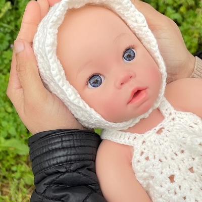 Boneca Reborn de Silicone Sólido de Corpo Inteiro Belle, 40cms, Acordada com os Olhos Abertos, Banhável, Presente de Aniversário Ideal