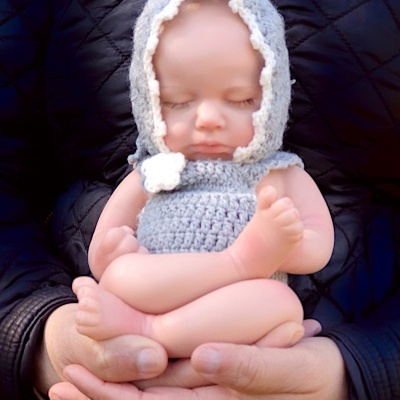 Boneca Reborn em Silicone de Corpo Inteiro, Mini Bebé Prematuro 1kg, 30cm, Realista a Dormir, Anatomicamente Correcto e Banhável