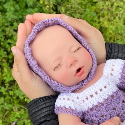 Boneca Bebê Reborn Lílian Com Função Beber e Molhar, Silicone Sólido Competo Realista, Prematuro, 34cms, 1,3Kgs, Pode Tomar Banho