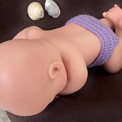 Boneca Bebê Reborn Lílian Com Função Beber e Molhar, Silicone Sólido Competo Realista, Prematuro, 34cms, 1,3Kgs, Pode Tomar Banho