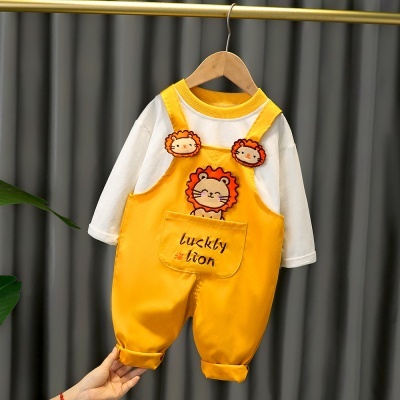 Jardineiras com t-shirt branca de mangas compridas