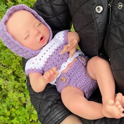 Boneca Bebê Reborn Lílian Com Função Beber e Molhar, Silicone Sólido Competo Realista, Prematuro, 34cms, 1,3Kgs, Pode Tomar Banho