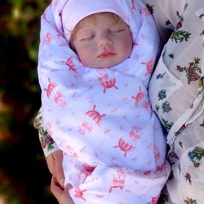 Bebé Reborn Menina Maria com Cabelo Enraizado, boneca recém-nascida, peso 2kgs, 4.4lbs, 18” 45 cms, vem num bolsa para transporte, cabeça flexível, corpo de pano, boneca de bem-estar para adultos