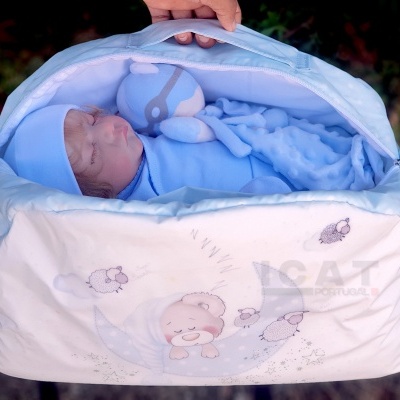 Boneca reborn menino Hugo, recém-nascido com cabelo enraizado, pesado 2kgs, em uma bolsa de transporte, corpo de pano com cabeça flexível realista, presente ideal para meninas