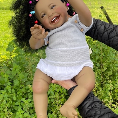 Bebê Reborn Boneca Africana Serafina Com Cabelo Enraizado Realista, Pele Escura, 1,5kg, 56cm, Vinil Macio, Corpo de Tecido, Ideal Para Presente de Aniversário