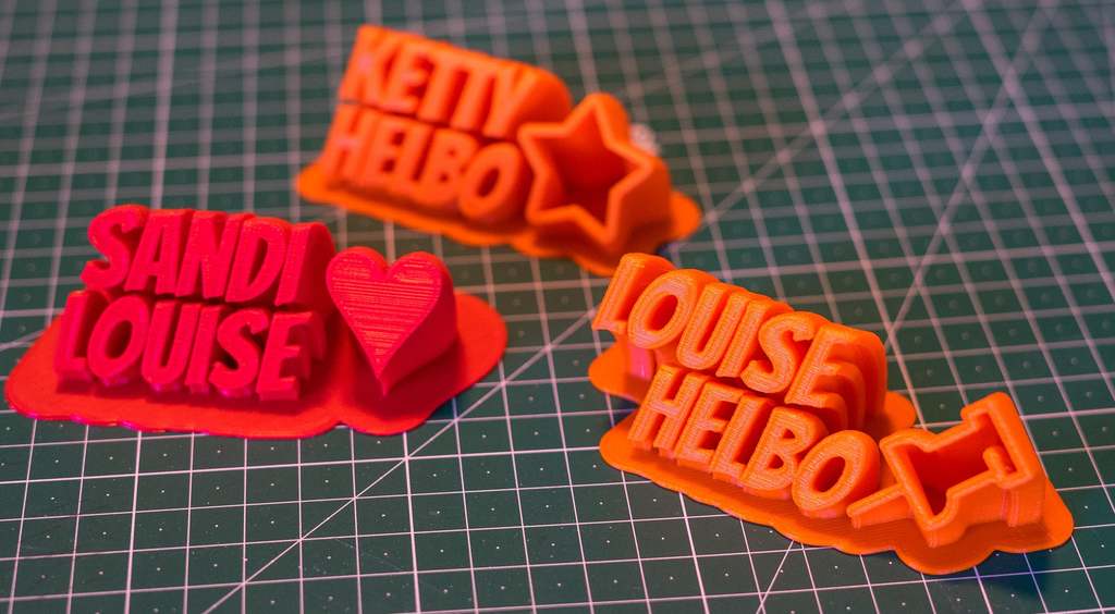 Placa de Nome Personalizada - Design Curvo (2 Linhas)