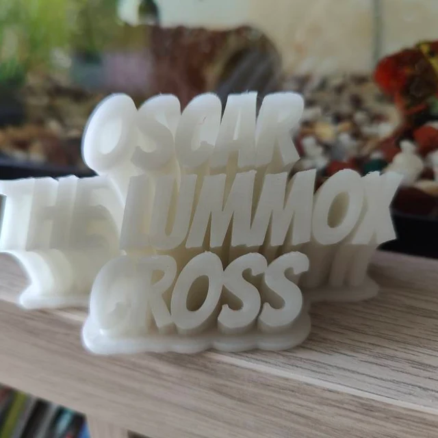 Placa de Nome Personalizada - Design Curvo (3 Linhas)