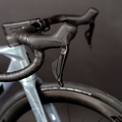 KTM Revelator Alto Elite 2026 | Bright Teal - Rodas em Carbono