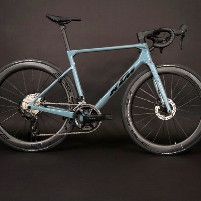 KTM Revelator Alto Pro 2026 | Candy Bluegrey - Rodas em Carbono