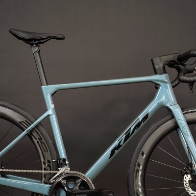 KTM Revelator Alto Pro 2026 | Candy Bluegrey - Rodas em Carbono