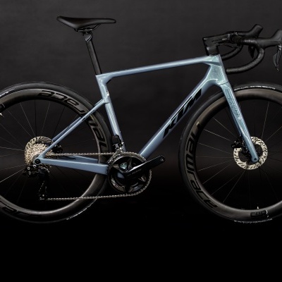 KTM Revelator Alto Elite 2026 | Bright Teal - Rodas em Carbono