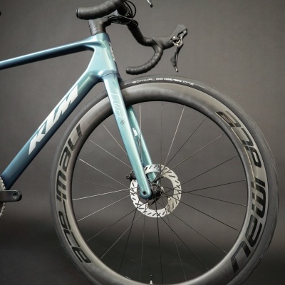 KTM Revelator Alto Pro 2026 | Royal Teal - Rodas em Carbono
