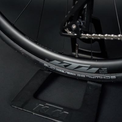 KTM Revelator Alto Elite 2026 | Bright Teal - Rodas em Carbono