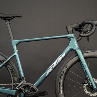 KTM Revelator Alto Pro 2026 | Royal Teal - Rodas em Carbono