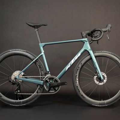 KTM Revelator Alto Pro 2026 | Royal Teal - Rodas em Carbono