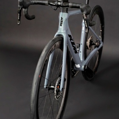 KTM Revelator Alto Pro 2026 | Candy Bluegrey - Rodas em Carbono