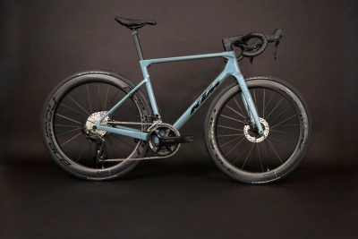 KTM Revelator Alto Pro 2026 | Candy Bluegrey - Rodas em Carbono