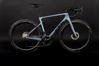 KTM Revelator Alto Elite 2026 | Bright Teal - Rodas em Carbono