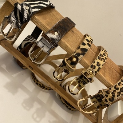 Cintos animal print em pele