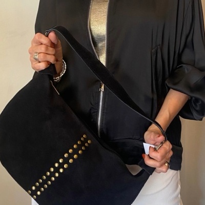 Mala preta de ombro camurça e tachas