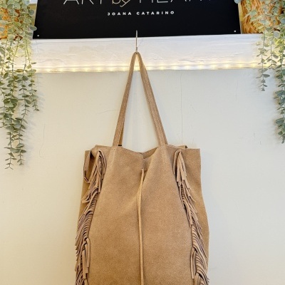 Mala saco bege com franjas
