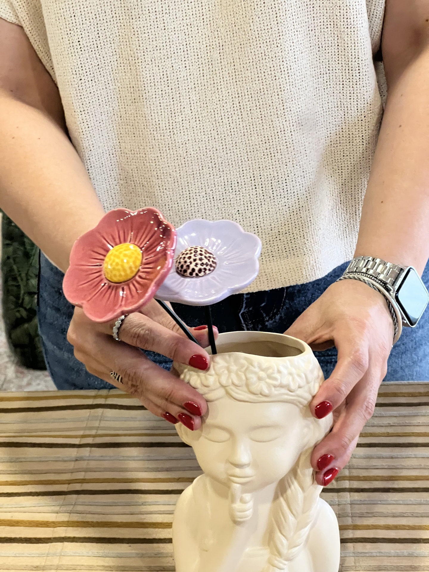 Jarra&#x20;menina&#x20;com&#x20;2&#x20;flores