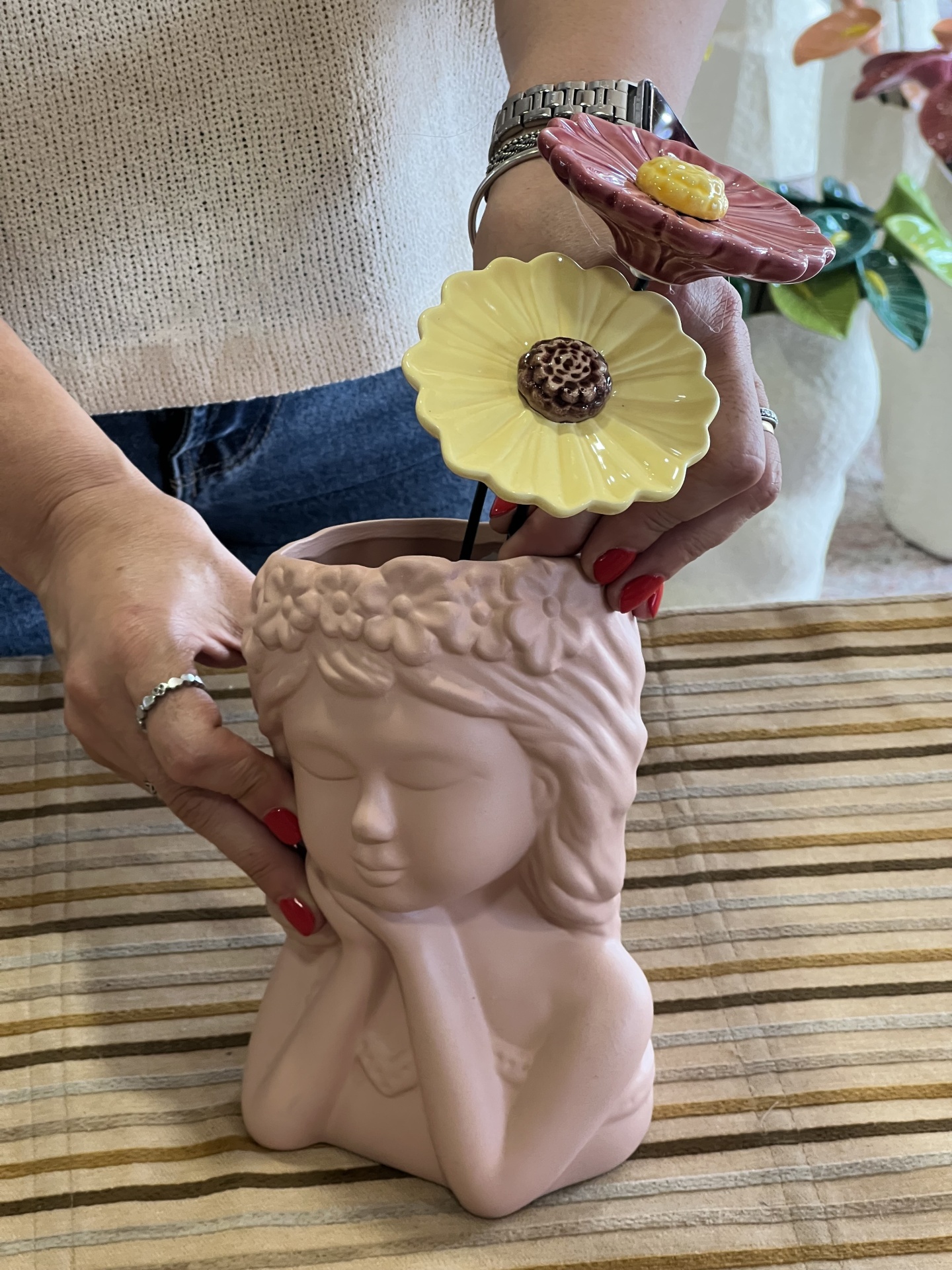 Jarra&#x20;menina&#x20;com&#x20;2&#x20;flores