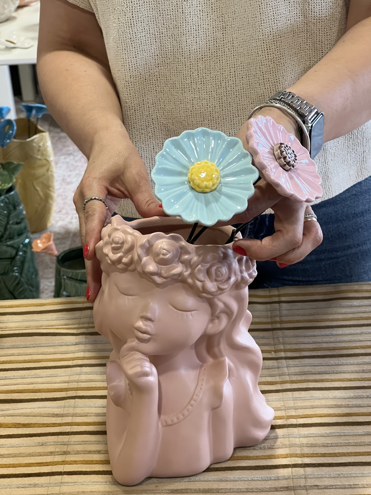 Jarra&#x20;menina&#x20;com&#x20;2&#x20;flores