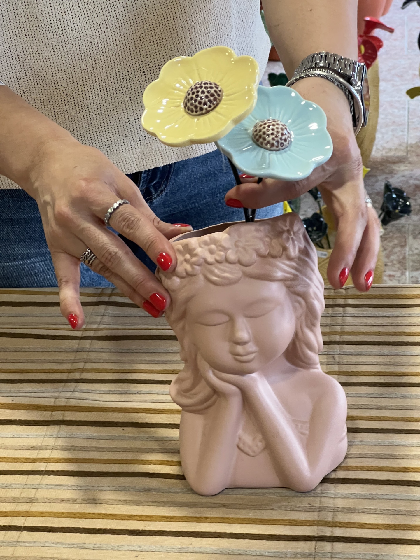 Jarra&#x20;menina&#x20;com&#x20;2&#x20;flores