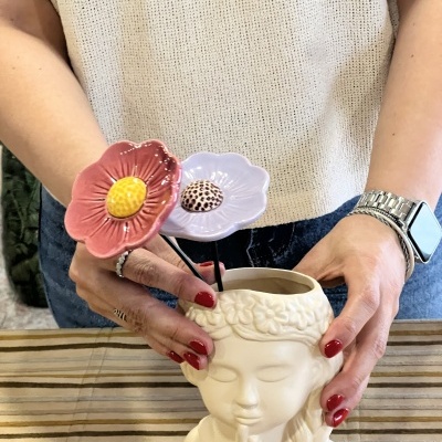 Jarra menina com 2 flores