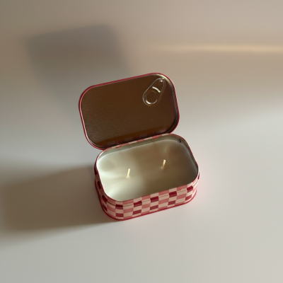 Vela&#x20;Arom&#x00E1;tica&#x20;&#x201C;Smoked&#x20;Cherry&#x201D;&#x20;em&#x20;Lata&#x20;Decorativa