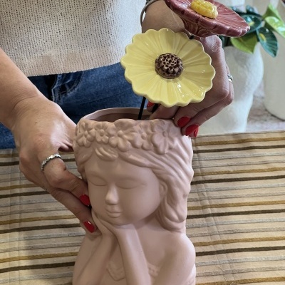 Jarra menina com 2 flores