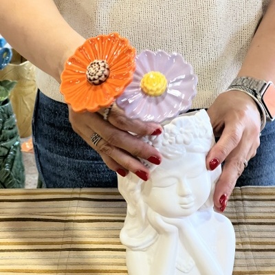 Jarra menina com 2 flores