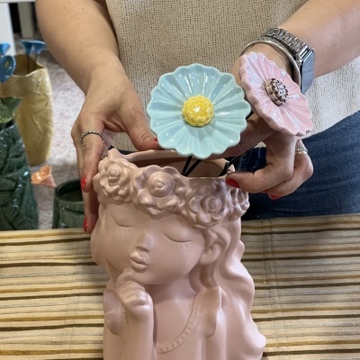 Jarra menina com 2 flores