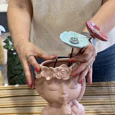 Jarra menina com 2 flores