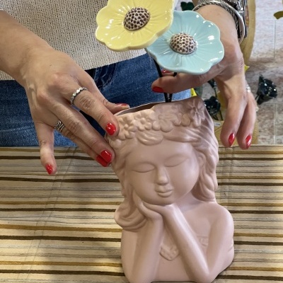 Jarra menina com 2 flores