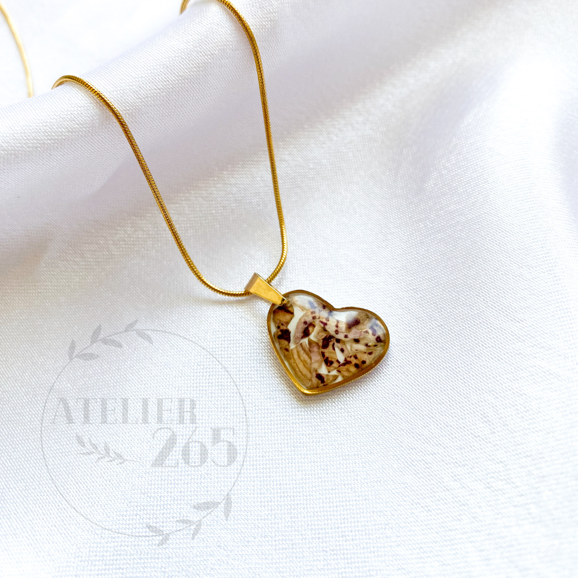 Colar em Resina e Aço Inoxidável com Flores do Buquê