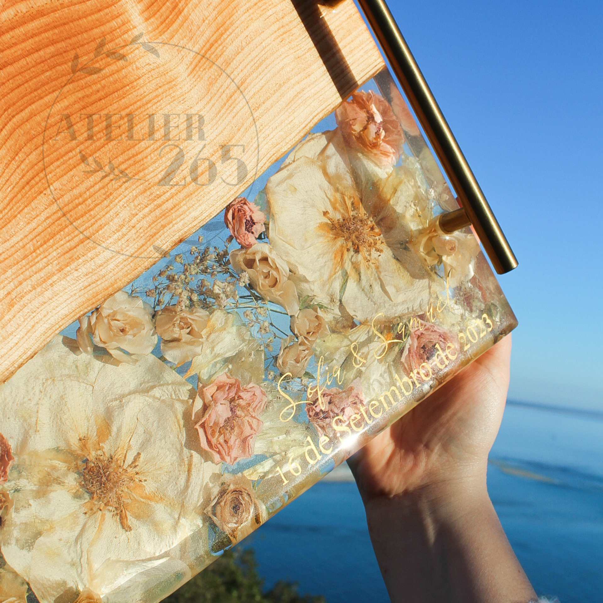 Tabuleiro em Madeira e Resina | 35cm x 25cm