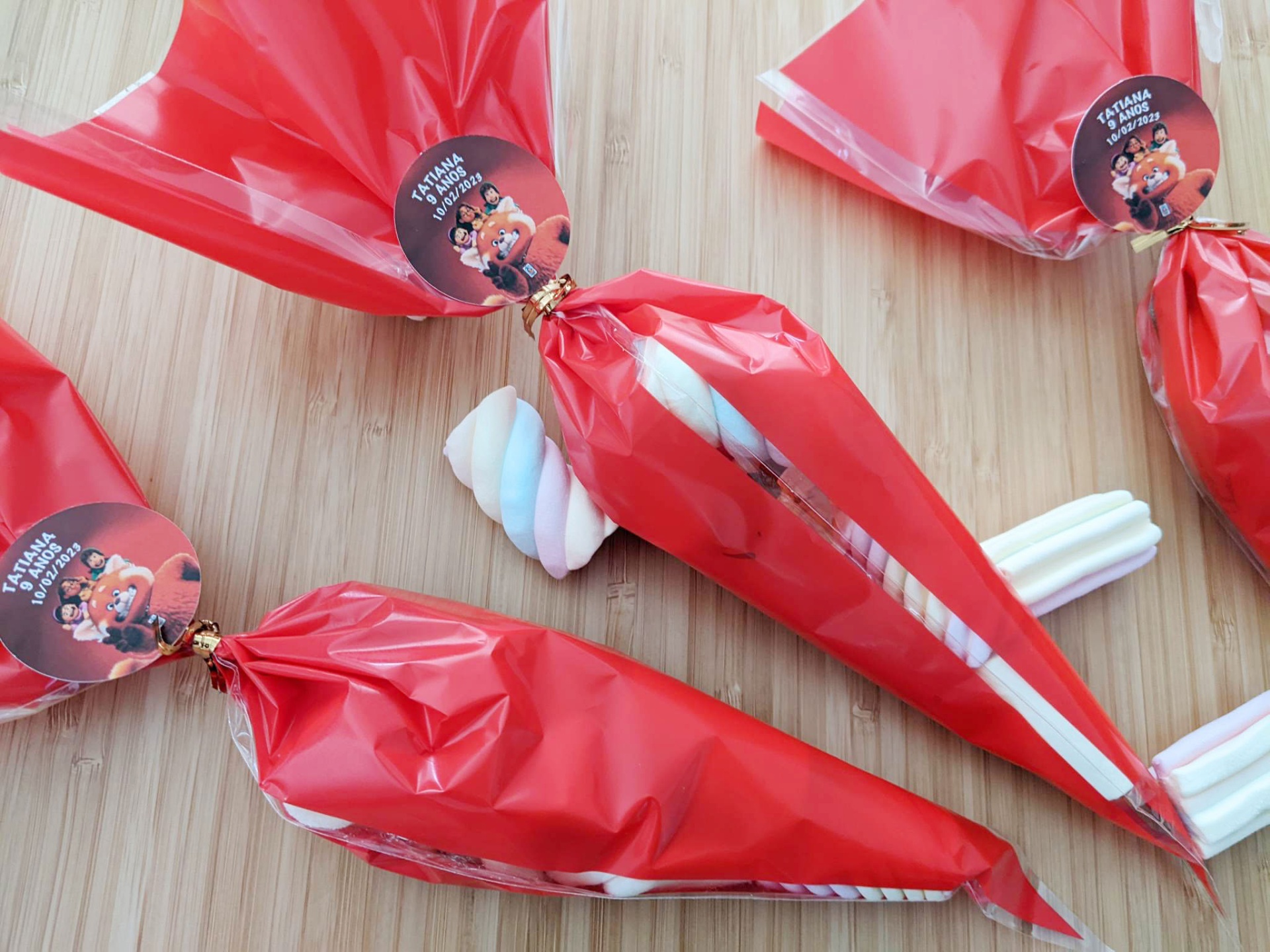 Saquinhos e cones  com Gomas personalizados