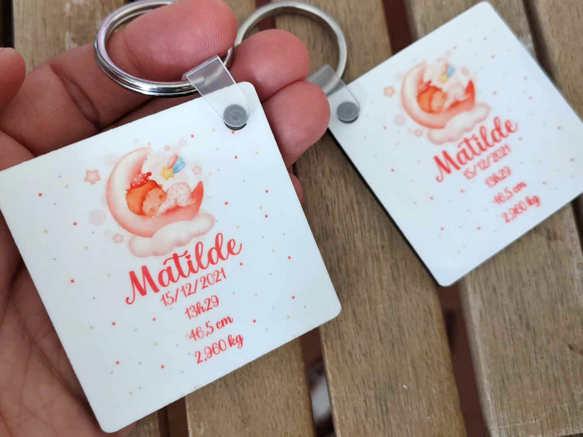 Íman de madeira com dados de nascimento