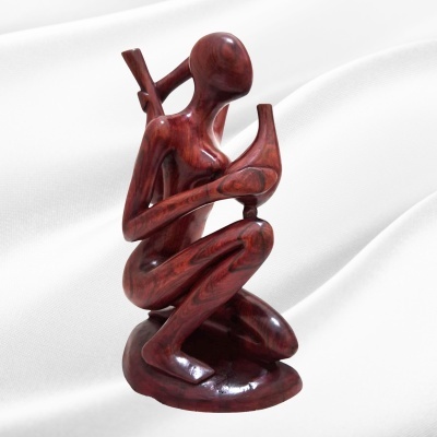 Mulher agachada com cântaros