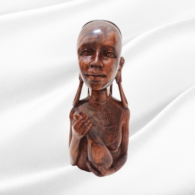 Busto de mulher com brincos