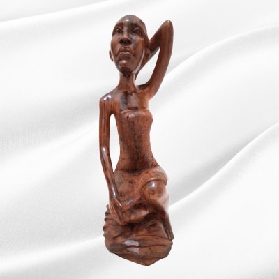 Mulher tocando o cabelo