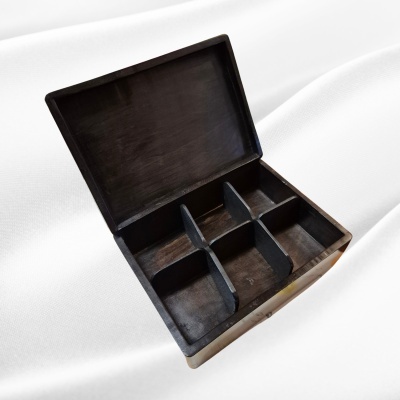 Guarda-joias Pau Preto tampa articulada c/ Placa Gravada PR