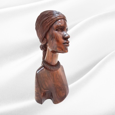 Busto de mulher com colar