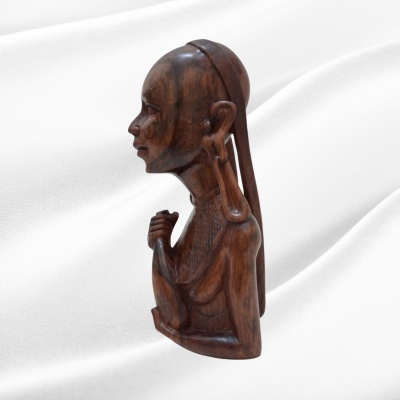 Busto de mulher com brincos